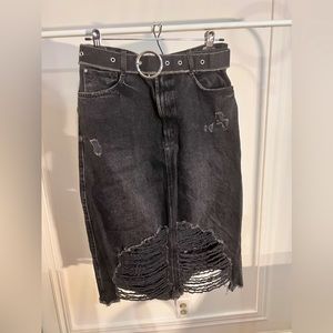 BLACK DISTRESSED JEAN SKIRT // ZARA // Size Large 🖤
